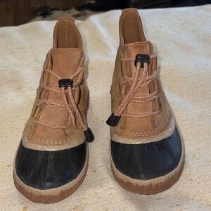 SOREL Out and About Tan and Black Waterproof Duckboots Kids Size 2